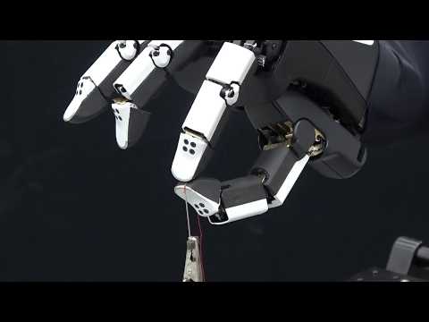 針穴に糸を通す