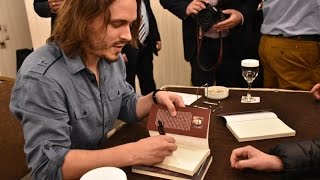 Ο Jonathan Jackson τραγουδάει στο Caravel