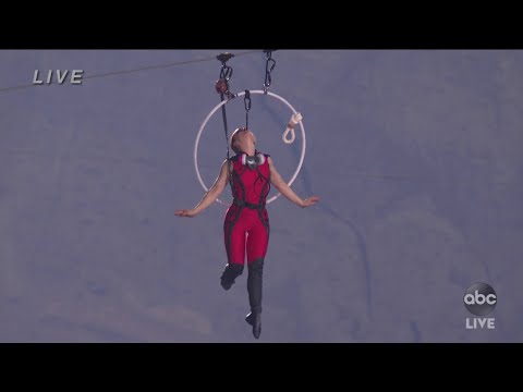 埃倫迪拉-瓦倫達在馬薩亞火山上空的空中表演--火山現場！與尼克-瓦倫達一起。 (Erendira Wallenda's Aerial Performance Above the Masaya Volcano - Volcano Live! with Nik Wallenda)