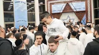 הרב אייל עמרמי - מוצ"ש אמונה - הילולת הבבא סאלי (הרב אייל עמרמי) - התמונה מוצגת ישירות מתוך אתר האינטרנט יוטיוב. זכויות היוצרים בתמונה שייכות ליוצרה. קישור קרדיט למקור התוכן נמצא בתוך דף הסרטון