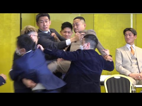 芦澤のカウンター前蹴りでヤーマンダウンそして出血。笑顔のk-1勢