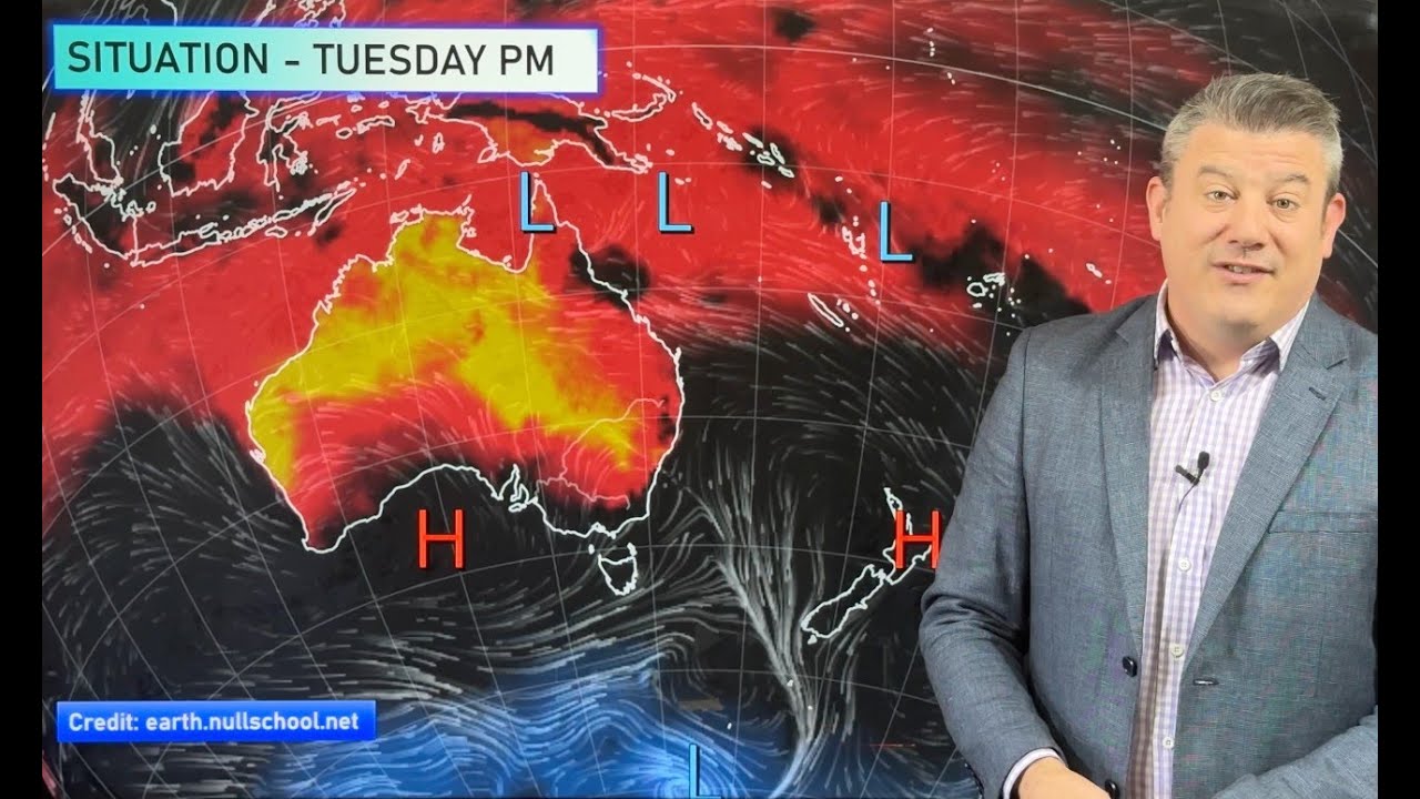 Australia: Low pressure dominating Coral Sea, dry in the south