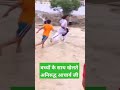 बच्चों के साथ खेलते अनिरुद्ध आचार्य ज�