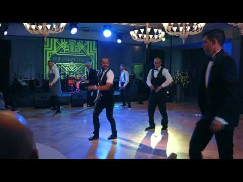 ТАНЦУЮЩИЕ ОФИЦИАНТЫ