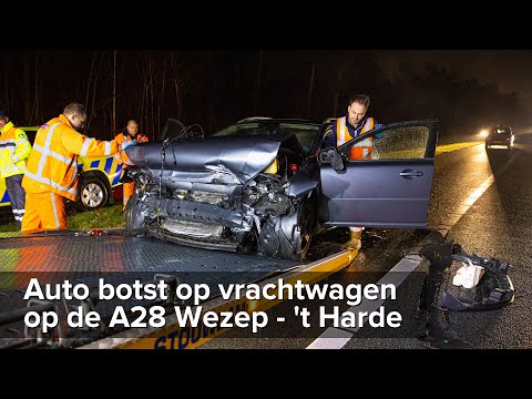 Auto botst achterop vrachtwagen op de A28 tussen Wezep en 't Harde - ©StefanVerkerk.nl