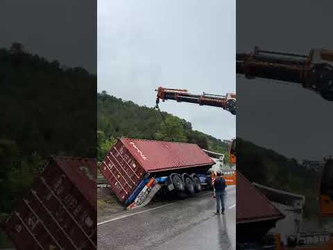 Gölpark yakınlarında tır devrildi! Adapazarı yolu trafiğe kapandı