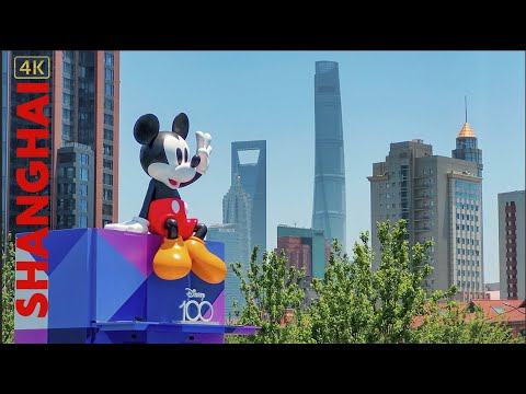 Mickey gigante subindo no telhado de Shanghai I Suhewan. Wangshan Tiandi II 4K
