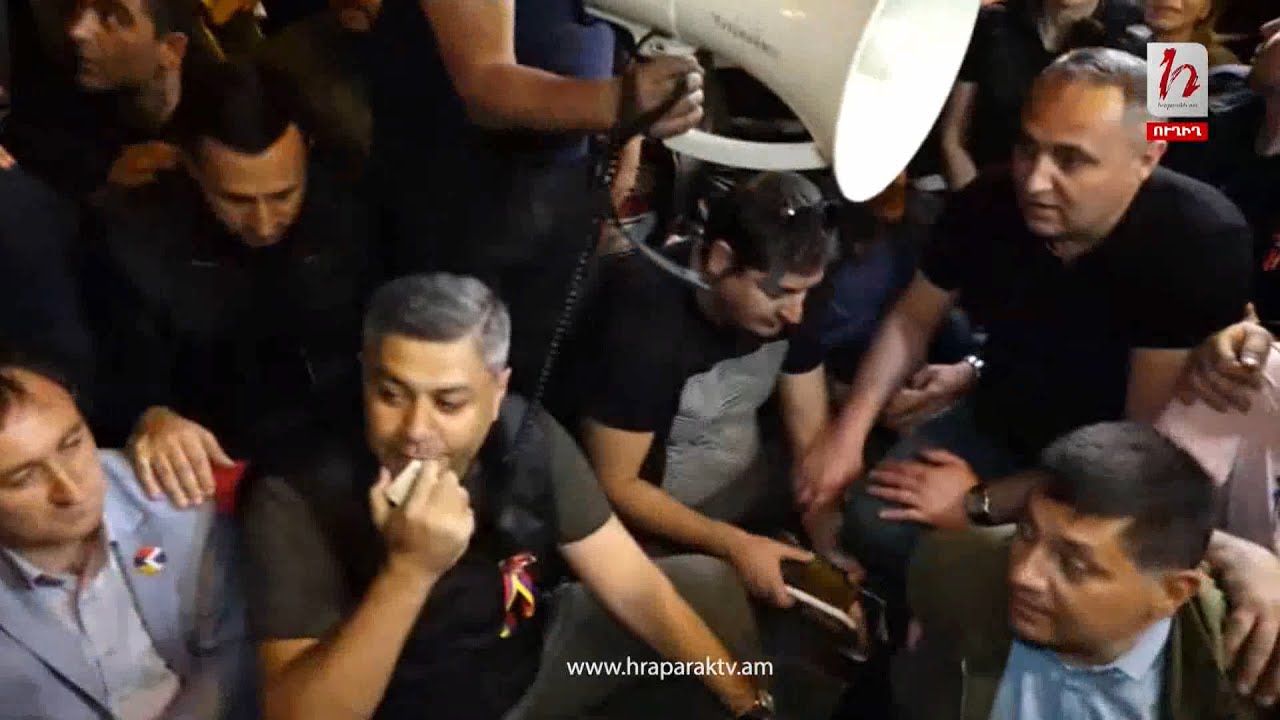 Ակցիայի մասնակիցները նստացույց են անում կառավարության շենքի մոտ