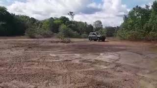 preview picture of video 'Off-road Suzuki escudo fun in Suriname'