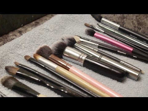 HOW I CLEAN MY MAKEUP BRUSHES | Audrey Nelsen