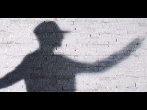 Video thumbnail for Denuncio la mia ombra per stalking