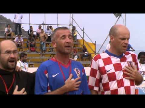 fra Juraj Vrančić sa Hrvatskim beskućnicicma pjeva Lijepu Našu u Riu de Janeiro (BRASIL)