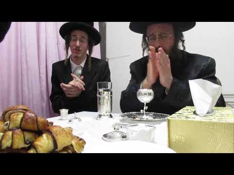 האדמו"ר מביאלא ב"ש שליט"א בביתו של ה' אליעזר זוסיא רובין ראש חבורת סקולען בבית שמש למעמד שילוח הקן ד