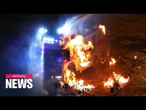 香港理工大学で暴徒と抗議者が衝突し、火事と騒動が発生。 (Fire and fury at Hong Kong Polytechnic University as riot police and protesters clash)