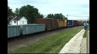 preview picture of video 'Trains meet at Rochelle, IL. on the UP - 2000'
