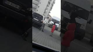 VIDEO - O tânără din Sibiu si-a dat jos șosetele si le-a oferit unui copil care cerșea desculț 1 video