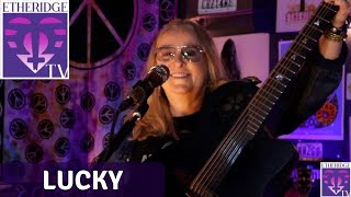 Melissa Etheridge sings her song, &#39;Lucky&#39;