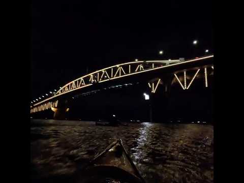 Night sea kayaking #seakayaking  #harbourbridge #kayaking #newzealand