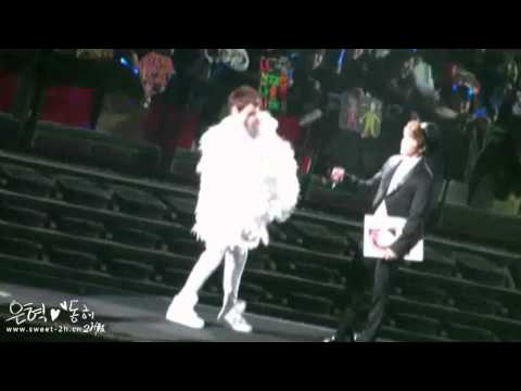 120202 HD Donghae hitting & roaminghishanddownto Eunhyuk's chest - ehem - EunHae - SS4 Taiwan