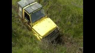 preview picture of video 'Ruta solidaria caritas 4x4 Lugo llanera 2013 trialera jeep y suzuki arviza'