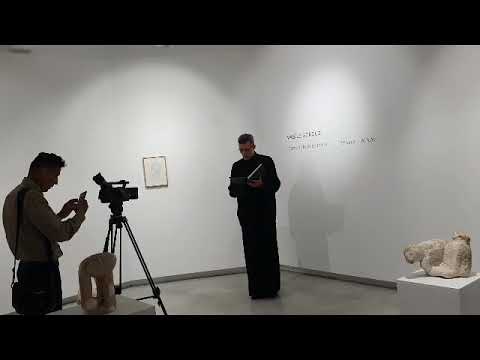 Pr  Vasile Istrate citeste scrisoarea Silviei Radu la expozitia lui Vasile Gorduz