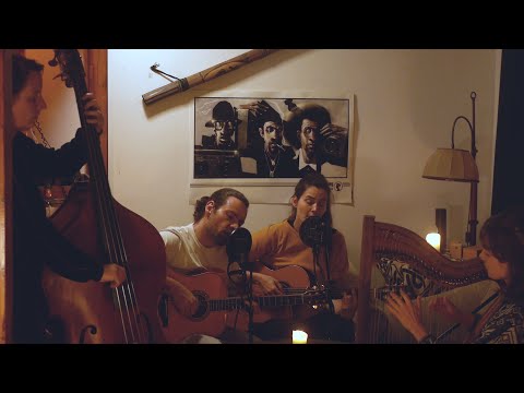 gerda vejle auf Simons Sofa - Wenn der Wolf schläft müssen alle Schafe ruhen (Element of Crime)