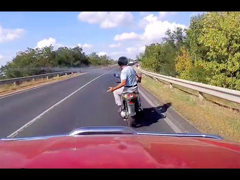 Robogóval, szembe forgalomnál előz, majd padkára kényszerít és büntetőzve magyaráz