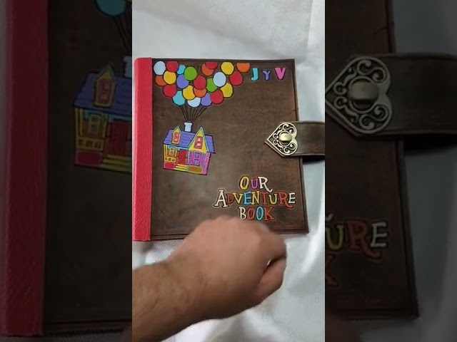 Vídeo relacionado con Nuestro libro de aventuras, 80 páginas con accesorios de lujo diy, álbumes pegados y escritos, libro de recortes de viajes de cuero con texto en relieve 3d, aniversario, Regalos de San Valentín