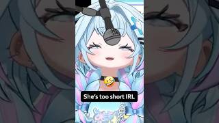 Her mic stand broke on stream 🤣🤣