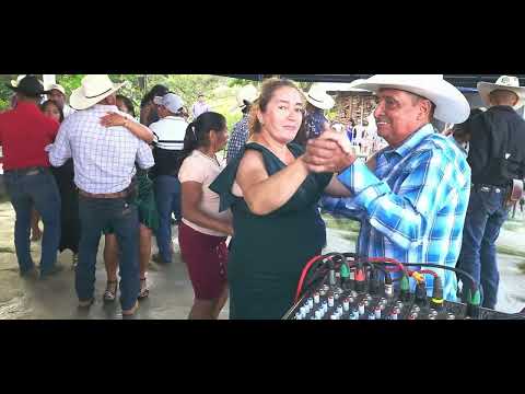 Mira. Que bailaso se. Armo en  la chorrera san jose la arada chiquimula