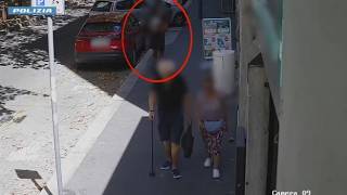 Milano, segue una coppia di anziani, getta a terra l'uomo che cammina col bastone e gli strappa l...