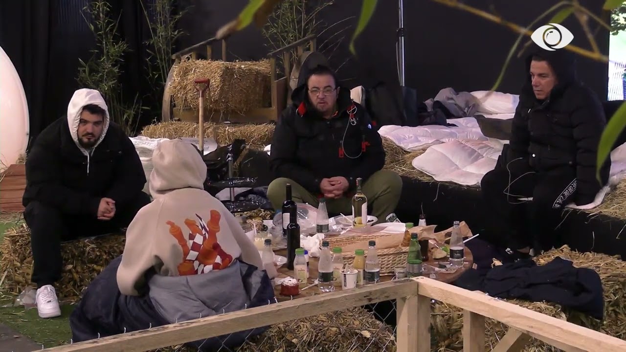 Rreth zjarrit në fermë, Gazmendi i shikon filxhanin Julianit