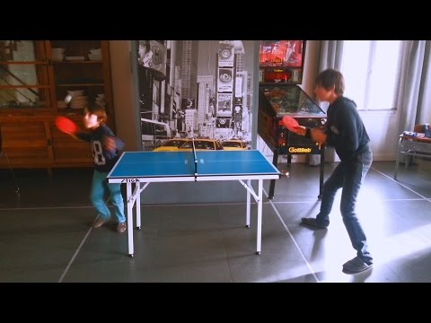 Arthur et Léo essaient la mini table de ping