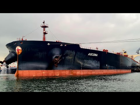 A Look at the VERY LARGE Crude Carrier Docking - Shipspotting Rotterdam
