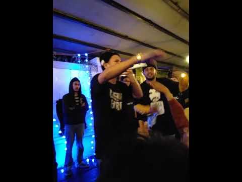 Mario zwinkle - knows me better (live at Belly Buddy Surabaya)