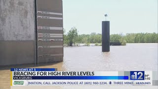 Vicksburg officials discuss rising Mississippi River levels