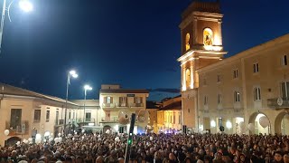 bagno-di-folla-ad-ariano-alla-fiaccolata-per-emilio-pamela-ed-emanuele