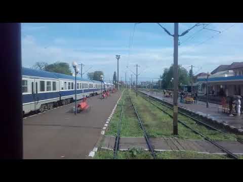 Trenul R 5443 si trenul R 5525 părăsesc gara Paşcani