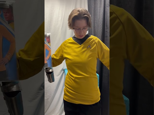 Vídeo relacionado con Star Trek Camiseta para hombre | Camiseta gráfica de uniforme para adultos | Conjunto icónico de manga corta para Trekkies | Comic Book Movie Film Sci-Fi Apparel Gift for Him, Capitán Kirk - Oro, L