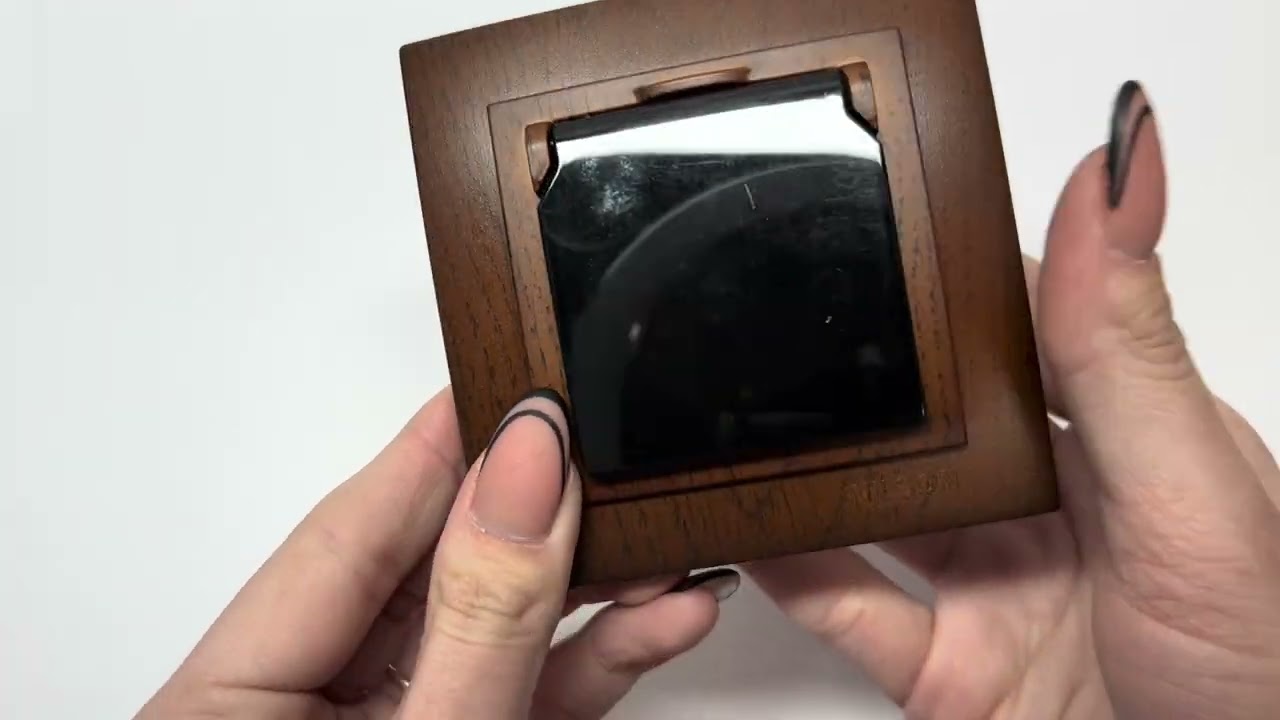 Розетка одинарная с/з и крышкой NILSON Touran орех 24271018