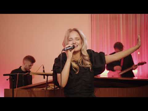 Sigga Ózk  - Gleyma þér og dansa (Dancing Lonely) - LIVE