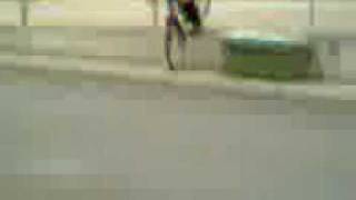 preview picture of video 'Idiot fails on bike'