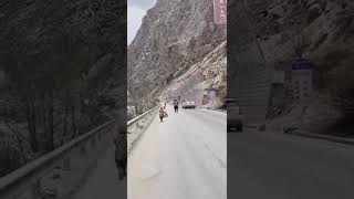 Những_đứa_trẻ_ở_Tây_Tạng_thực_hành_lạy_Tam_Bộ_Ngũ_Thể_Nhập_địa_trên_đường_#ommanipadmehum_#tibetan