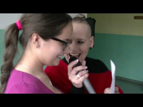 Agata Hylińska śpiewająca wita wiosnę w naszej szkole.