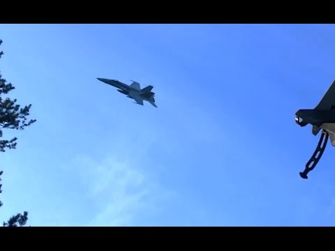 F/A-18 Hornet ylilento 50 metrissä Lohtajalla 1/15