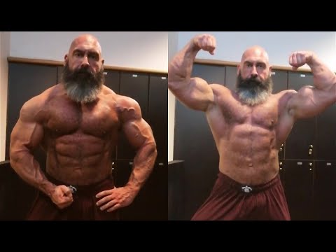 Italian hairy muscle daddy Enrico Magnani - Locker room posing