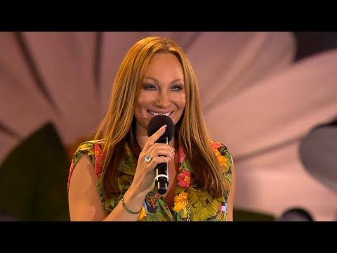 Sprakande medley med Charlotte Perrellis största hits - Lotta på Liseberg (TV4)