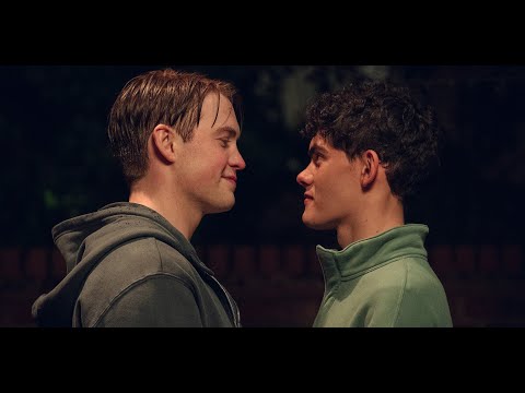 *SPOILERS* Nick Chases After Charlie And Says To Him "I Love You Too" - Heartstopper S03E01