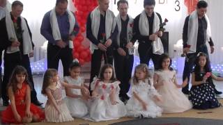 Смотреть онлайн Танец девочек с папами в детском саду на выпускном