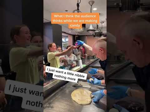 Crianças em uma loja de doces